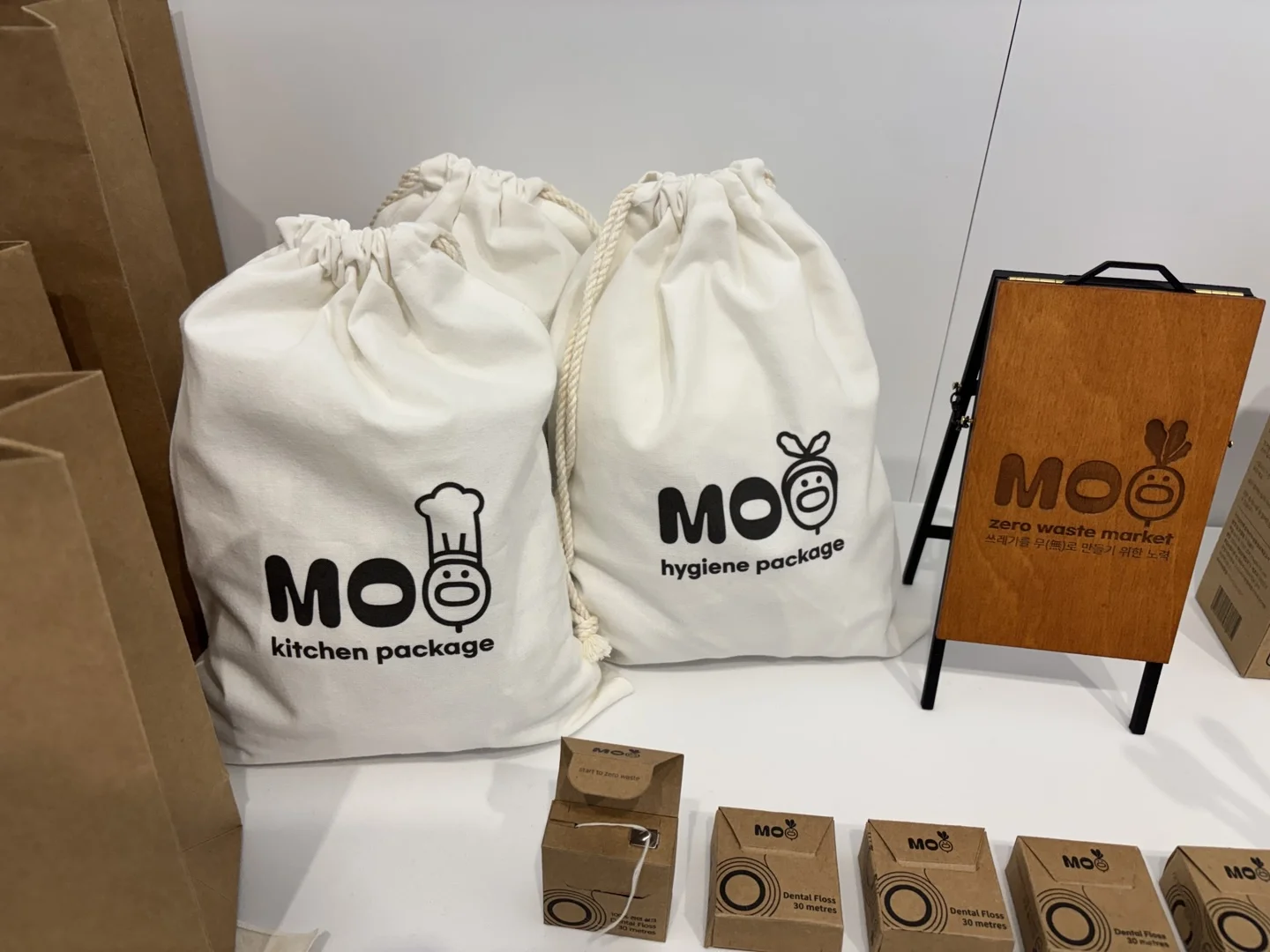 무(無) 키친·위생 파우치와 목재 간판 근접샷